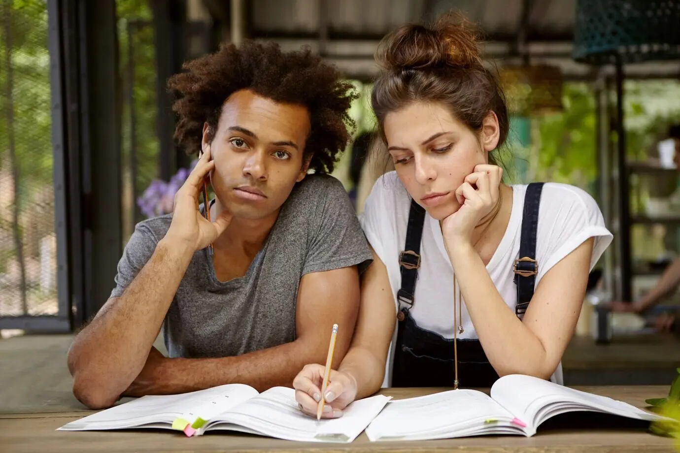 Freunde beim gemeinsamen Lernen in einem Café.